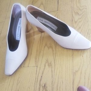 Gold heel cream pumps